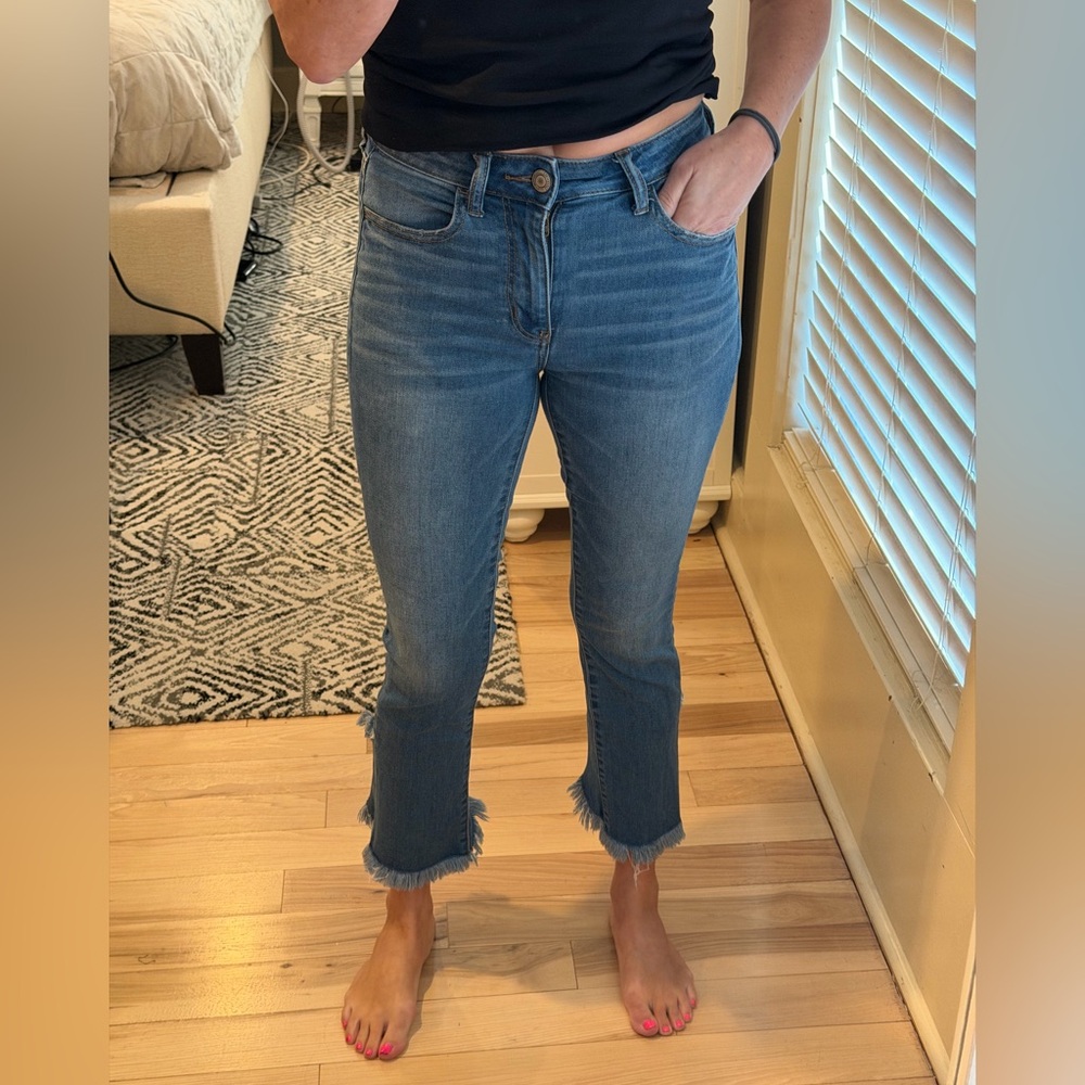 American Eagle Next Level High-Waisted Jegging Crop jeans with a frayed hem. - Picture 2 of 5